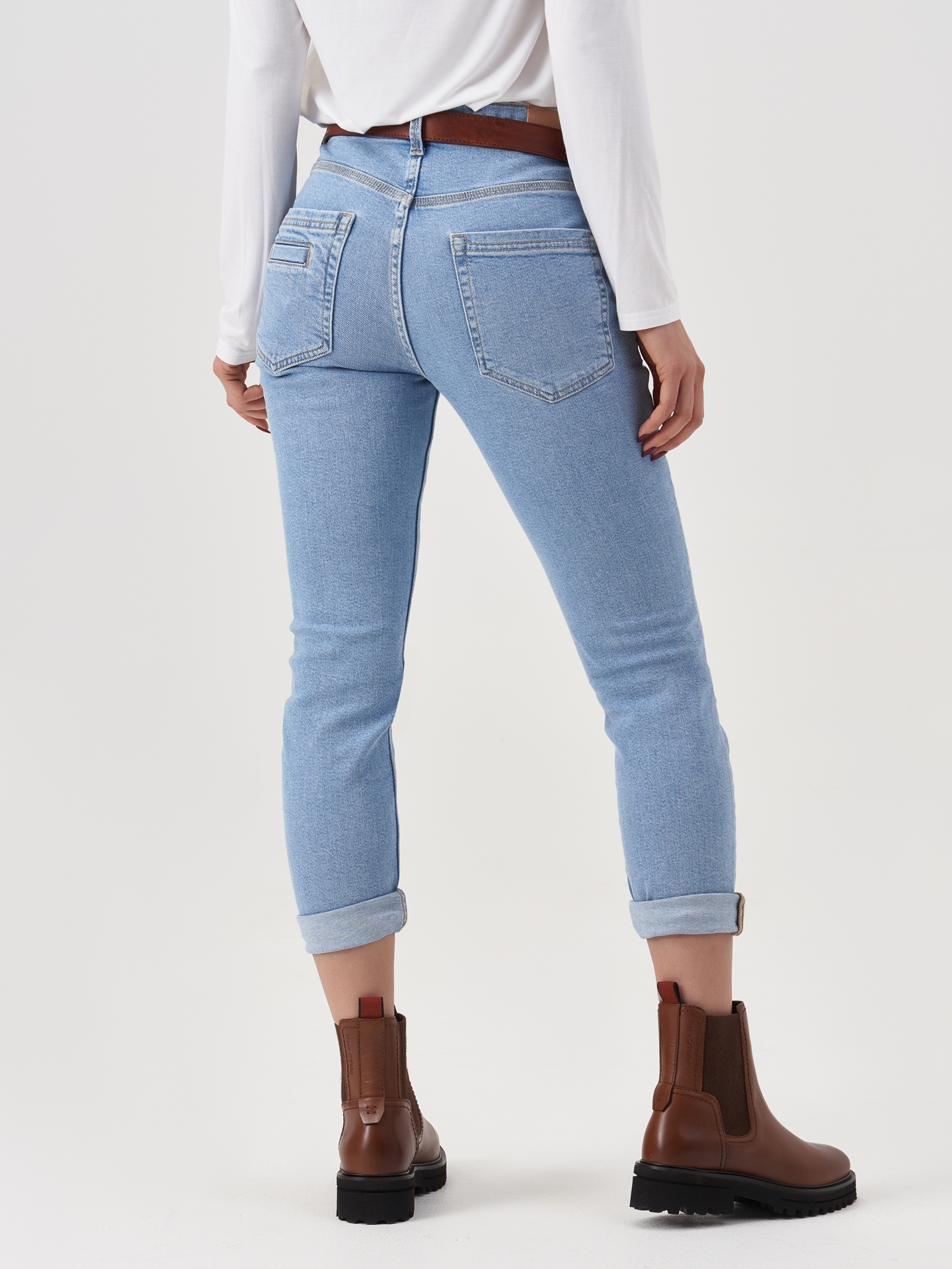 Jeans THEDA boyfriend mid waist model in a pale garment wash | AxentBox