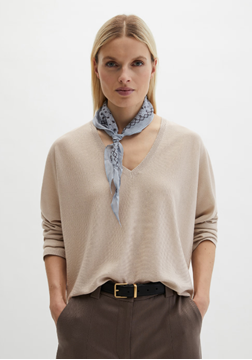 Picture of V-neck sweater oversize made from a merino wool/viscose mix